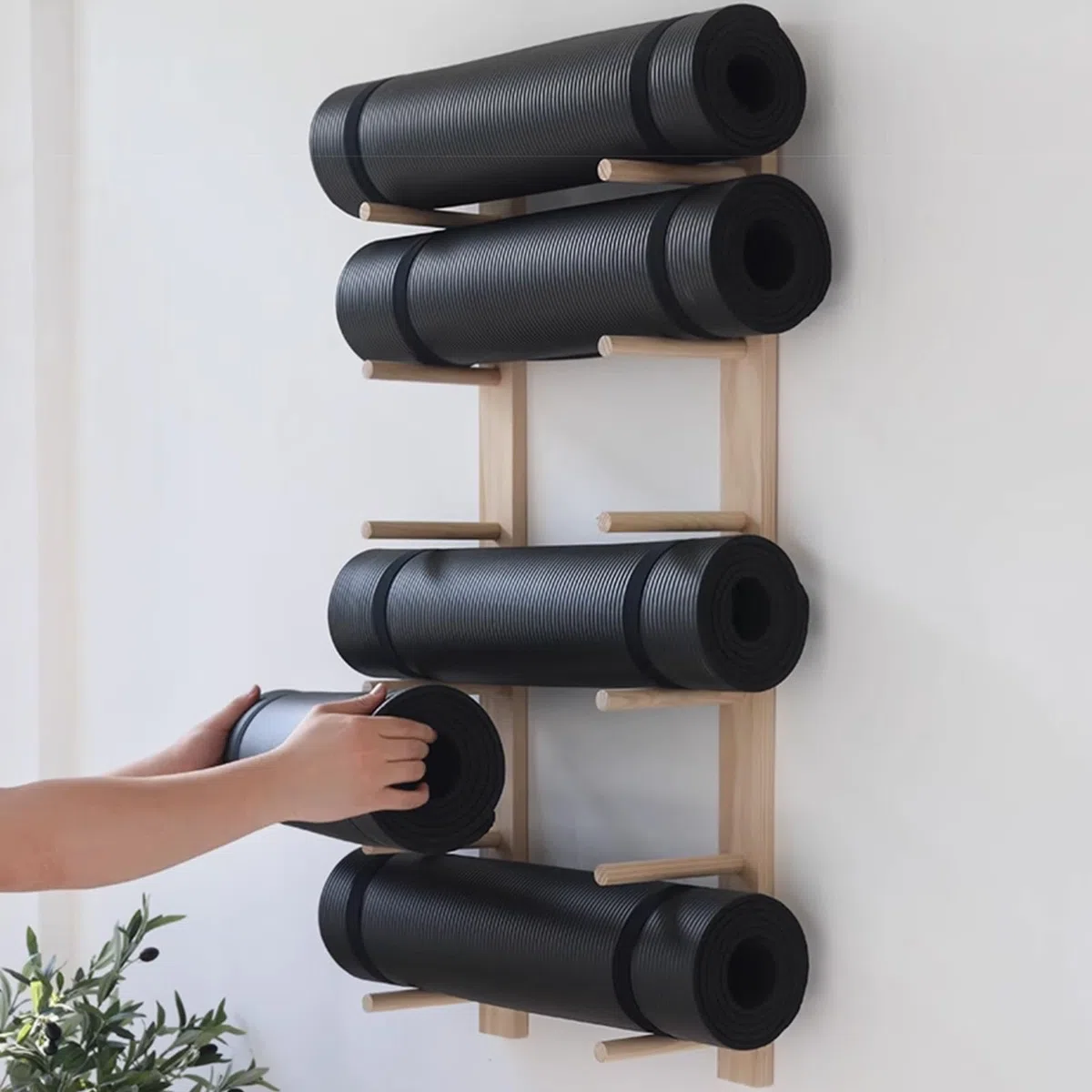 Wandmontierter Yogamattenhalter – Platzsparende Aufbewahrung für Trainingsgeräte mit mehrstufiger Schaumstoffrollenablage und Mattenhalter aus Holz für die optimale Organisation Ihres Heim-F