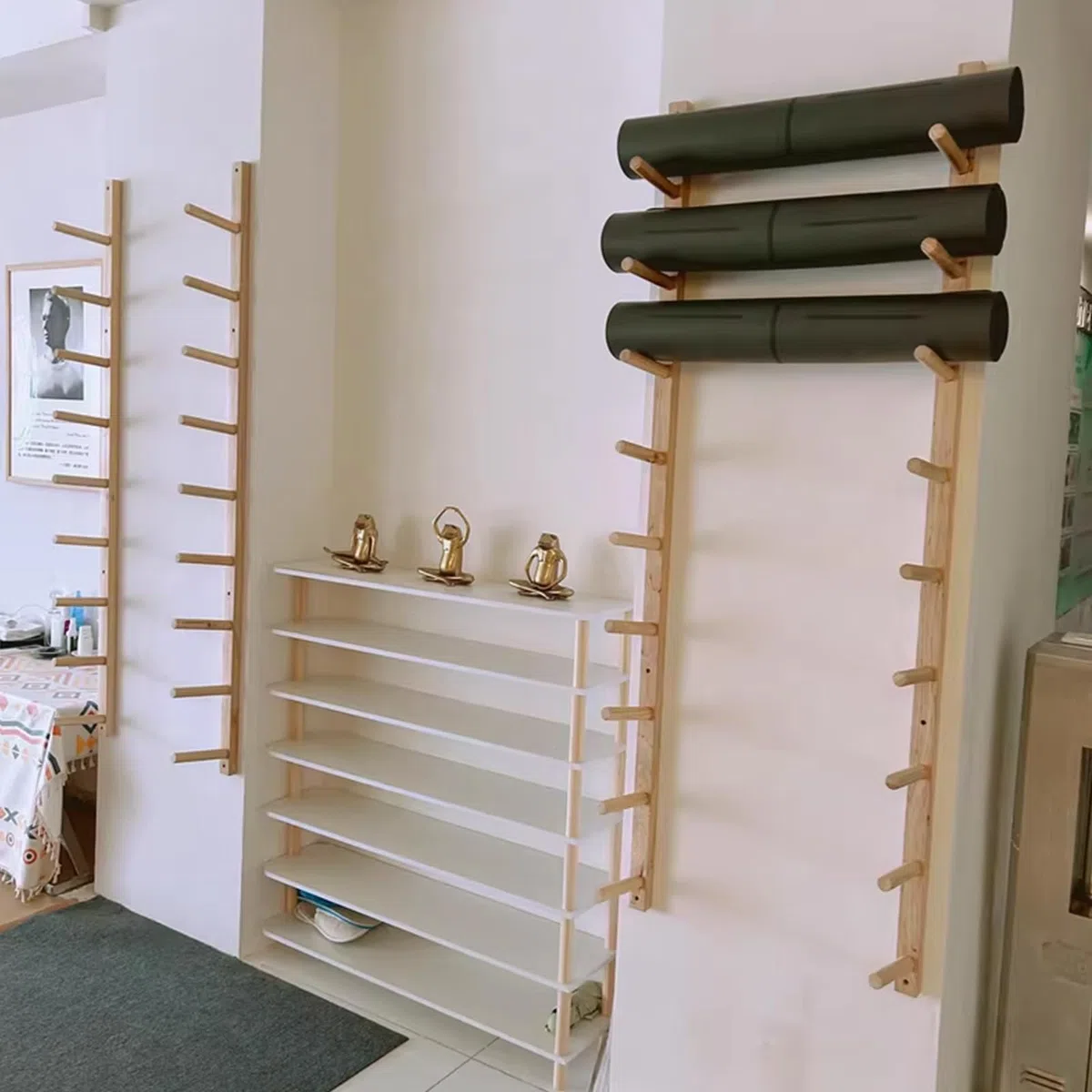 Wandmontierter Yogamattenhalter – Platzsparende Aufbewahrung für Trainingsgeräte mit mehrstufiger Schaumstoffrollenablage und Mattenhalter aus Holz für die optimale Organisation Ihres Heim-F